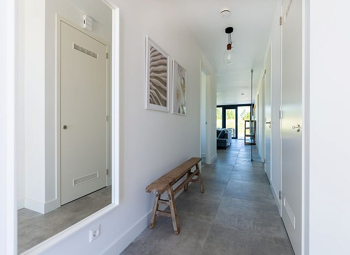 Essecke in Waterline 31 | De Groote Duynen, Kamperland, Ferienhaus mit grossen Fenstern und viel natuerlichem Licht.