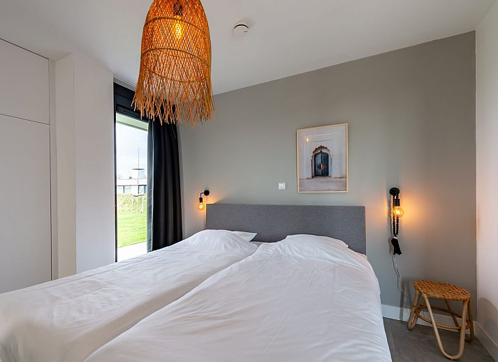 Essecke in Waterline 31 | De Groote Duynen, Kamperland, Ferienhaus mit grossen Fenstern und viel natuerlichem Licht.