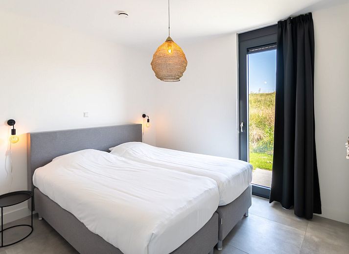 Moderne Kueche in Waterline 31 | De Groote Duynen, Kamperland, Ferienhaus mit schlichten weissen Schraenken.