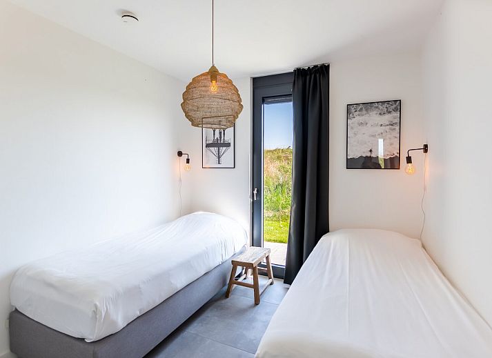 Moderne Kueche in Waterline 31 | De Groote Duynen, Kamperland, Ferienhaus mit schlichten weissen Schraenken.