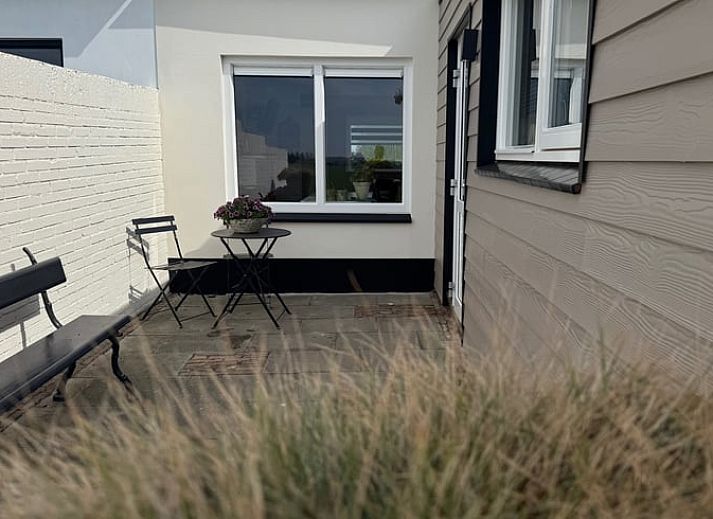 Geniet van het uitzicht op het platteland vanaf het terras van Vakantiehuis in Kamperland, Noord-Beveland, Zeeland.