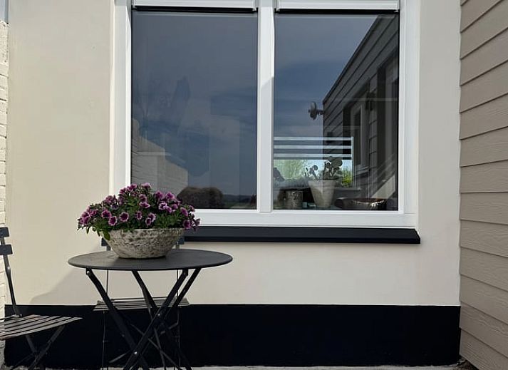 Gezellig terras bij Vakantiehuis in Kamperland, perfect voor ontspanning in Noord-Beveland, Zeeland.