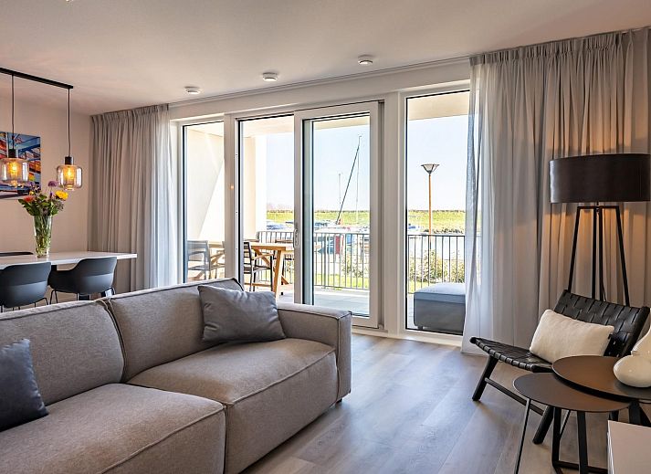 Lichte woonkamer in Harbour Loft 1E, Kamperland, met uitzicht op de jachthaven.