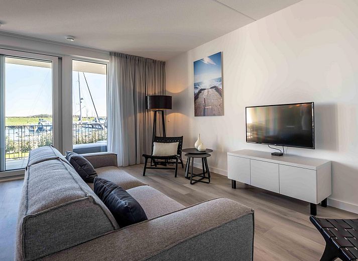 Lichte woonkamer in Harbour Loft 1E, Kamperland, met uitzicht op de jachthaven.
