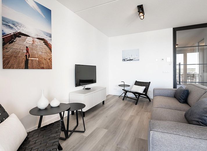 Lichte woonkamer in Harbour Loft 1E, Kamperland, met uitzicht op de jachthaven.