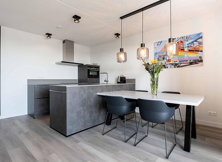 Lichte woonkamer in Harbour Loft 1E, Kamperland, met uitzicht op de jachthaven.