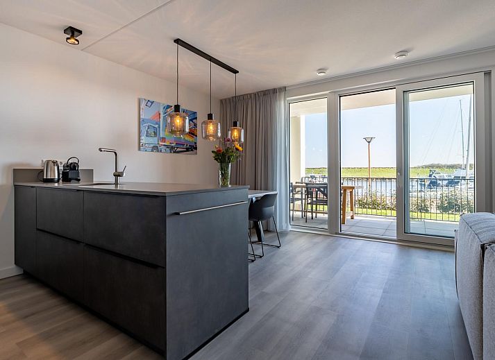 Lichte woonkamer in Harbour Loft 1E, Kamperland, met uitzicht op de jachthaven.