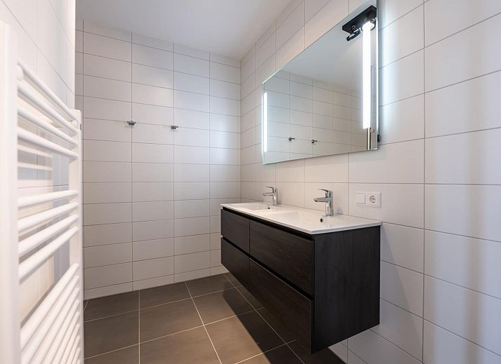 Gezellige binnenruimte in Harbour Loft 1E, Residence Marina, met comfortabele meubels.