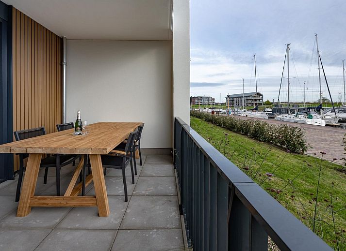 Gezellige binnenruimte in Harbour Loft 1E, Residence Marina, met comfortabele meubels.