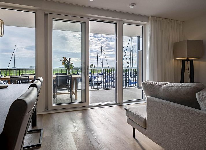 Moderne woonkamer in Harbour Loft 1i, Résidence Marina, vakantiehuis in Kamperland, Zeeland.