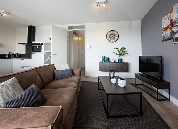 Moderne eetkamer in Harbour Loft 2D, Kamperland, met stijlvolle verlichting en spiegelwand.