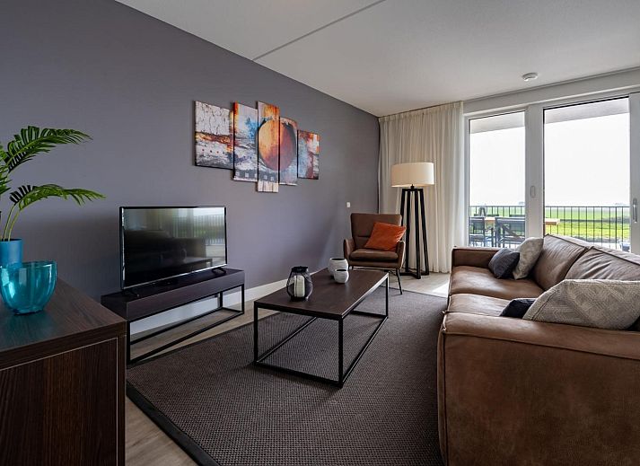 Moderne eetkamer in Harbour Loft 2D, Kamperland, met stijlvolle verlichting en spiegelwand.