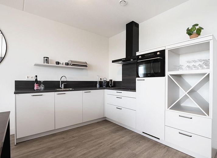 Gezellige woonkamer van Harbour Loft 2D in Kamperland met comfortabele bank en moderne inrichting.