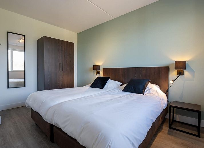 Gezellige woonkamer van Harbour Loft 2D in Kamperland met comfortabele bank en moderne inrichting.