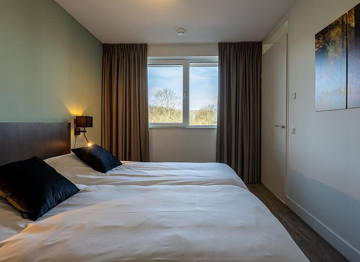 Lichte woonkamer in Harbour Loft 2D, Kamperland, met kunst aan de muur en uitzicht op het terras.