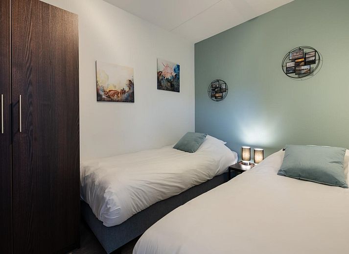 Lichte woonkamer in Harbour Loft 2D, Kamperland, met kunst aan de muur en uitzicht op het terras.