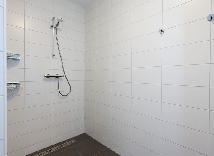 Lichte woonkamer in Harbour Loft 2D, Kamperland, met kunst aan de muur en uitzicht op het terras.