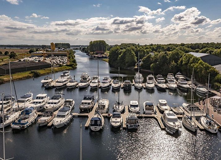 Ruime woonkamer en eetgedeelte in Harbour Loft 2D, Kamperland, met toegang tot het balkon.