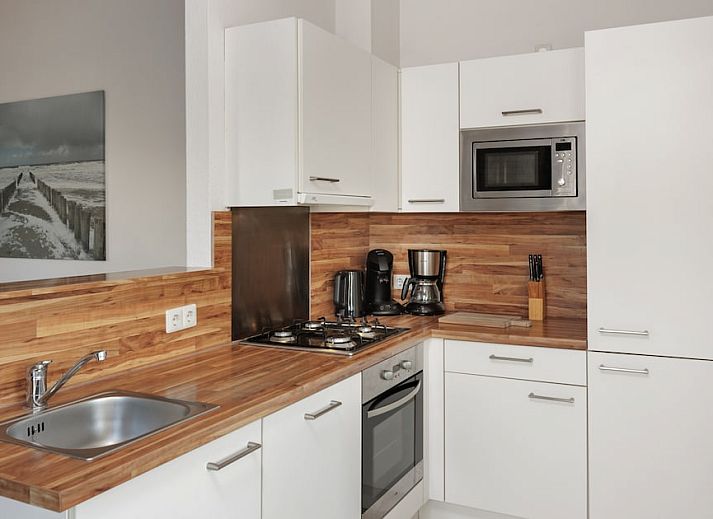 Stilvolles Wohnzimmer des Bungalows NA in Kamperland, Noord-Beveland, Zeeland mit gemuetlicher Sitzecke und moderner Einrichtung.