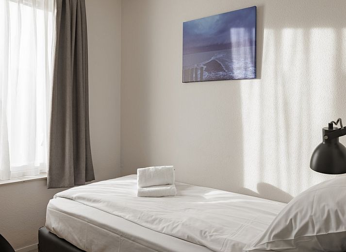 Stilvolles Wohnzimmer des Bungalows NA in Kamperland, Noord-Beveland, Zeeland mit gemuetlicher Sitzecke und moderner Einrichtung.