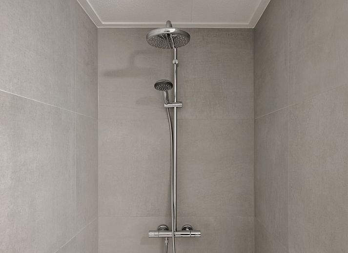 Stilvolles Wohnzimmer des Bungalows NA in Kamperland, Noord-Beveland, Zeeland mit gemuetlicher Sitzecke und moderner Einrichtung.