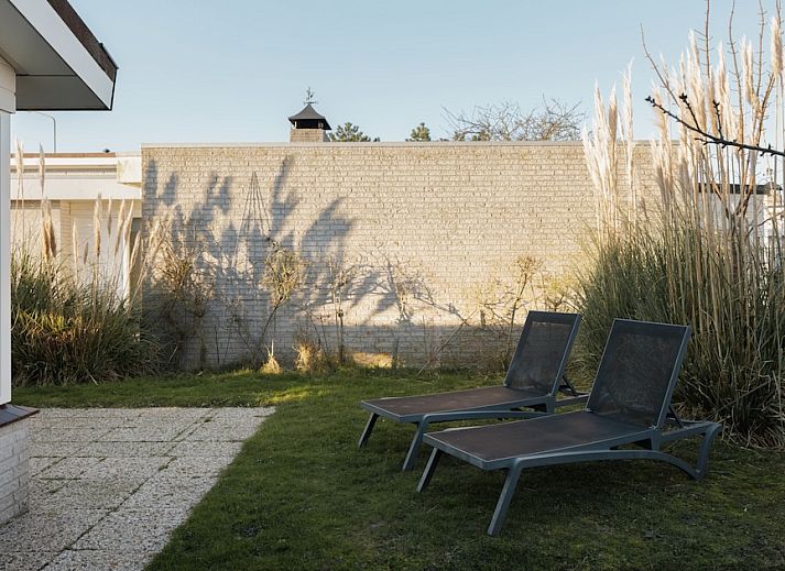 Helles Wohnzimmer im NA-Bungalow, Kamperland, Noord-Beveland, mit Blick auf die Terrasse und moderner Einrichtung, ideal fuer einen entspannten Aufenthalt.