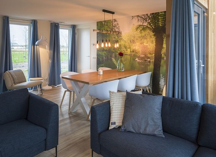 Villa Keats 6, een modern vakantiehuis in Kamperland, Noord-Beveland, Zeeland, omgeven door prachtige tuinen en een ruime veranda.