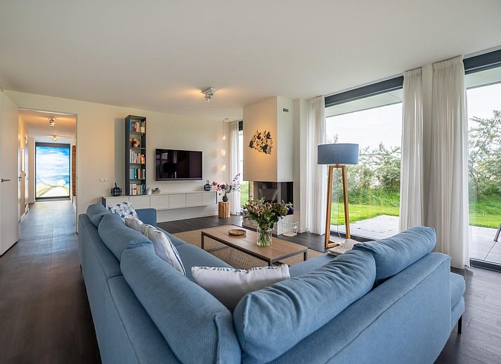 Stilvolles Wohnzimmer in Duinvallei 09, Ferienhaus in Kamperland, Noord-Beveland, mit moderner Einrichtung und Gartenblick.