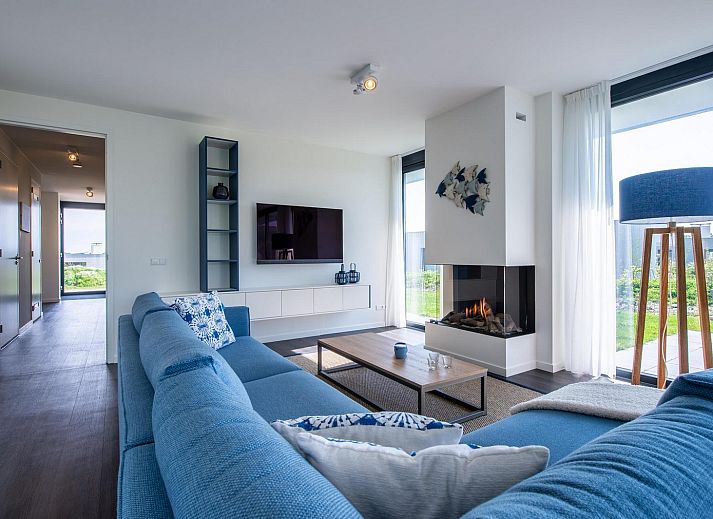Stilvolles Wohnzimmer in Duinvallei 09, Ferienhaus in Kamperland, Noord-Beveland, mit moderner Einrichtung und Gartenblick.