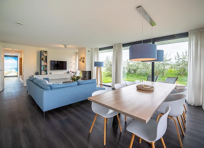 Stilvolles Wohnzimmer in Duinvallei 09, Ferienhaus in Kamperland, Noord-Beveland, mit moderner Einrichtung und Gartenblick.