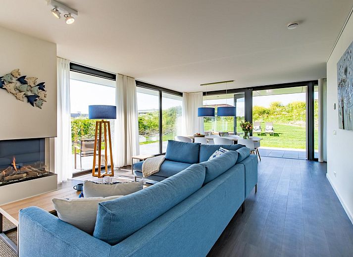Stilvolles Wohnzimmer in Duinvallei 09, Ferienhaus in Kamperland, Noord-Beveland, mit moderner Einrichtung und Gartenblick.