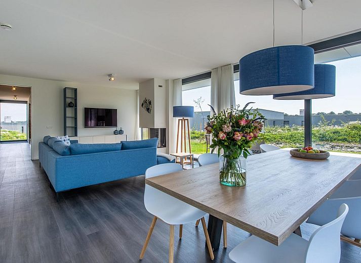 Gemuetliche Sitzecke in Duinvallei 09, Ferienhaus in De Groote Duynen, Kamperland, mit bequemen Sofas und Tageslicht.