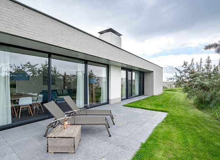 Gemuetliche Sitzecke in Duinvallei 09, Ferienhaus in De Groote Duynen, Kamperland, mit bequemen Sofas und Tageslicht.