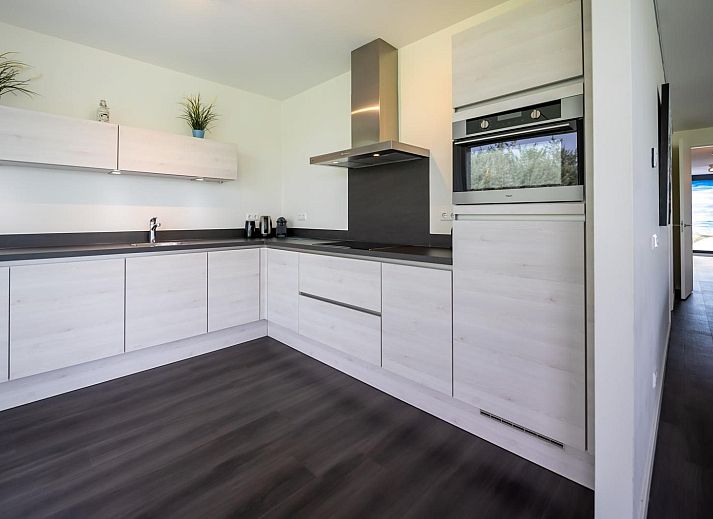 Modernes Wohnzimmer von Duinvallei 09, Ferienhaus in De Groote Duynen, Kamperland, mit Kamin und Gartenblick.