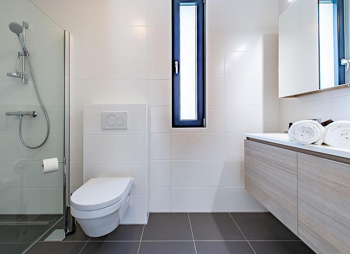 Essecke in Duinvallei 09, Ferienhaus in Kamperland, Noord-Beveland, mit Zugang zur Terrasse und der umliegenden Natur.