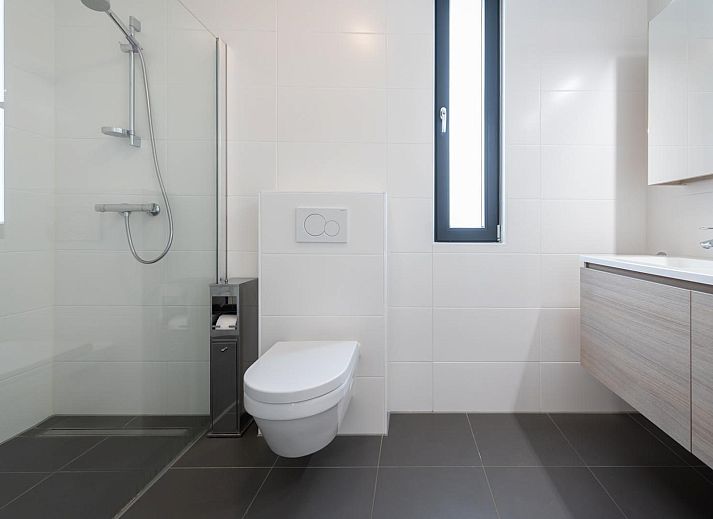 Essecke in Duinvallei 09, Ferienhaus in Kamperland, Noord-Beveland, mit Zugang zur Terrasse und der umliegenden Natur.