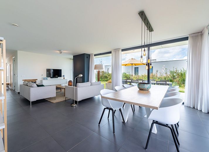 Modernes Wohnzimmer in Zandbank 23 | De Groote Duynen, Kamperland mit Blick auf den Garten.