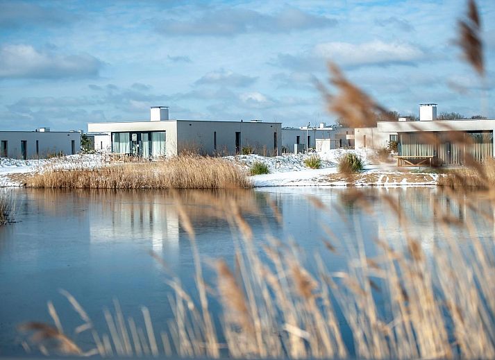 Gemuetliches Wohnzimmer mit Kamin in Zandbank 22, Ferienhaus in Kamperland, Zeeland.