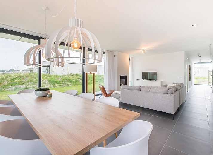 Gemuetliches Wohnzimmer mit Kamin in Zandbank 22, Ferienhaus in Kamperland, Zeeland.