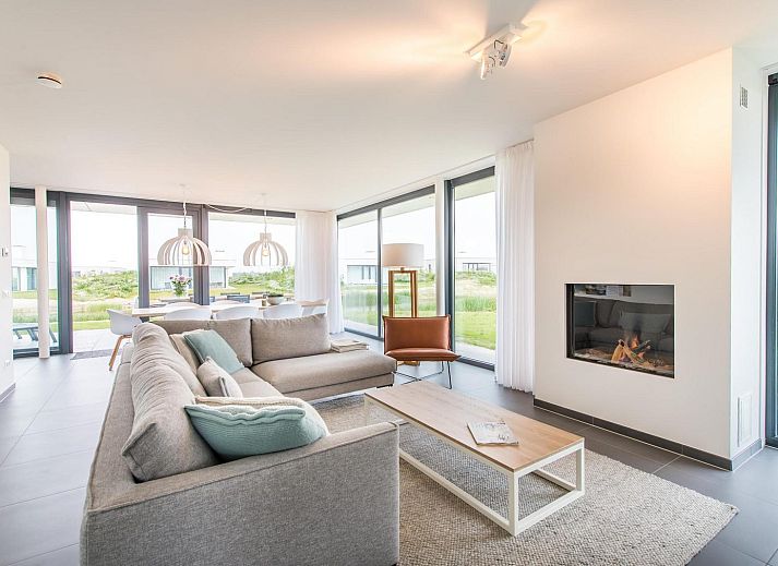 Gemuetliches Wohnzimmer mit Kamin in Zandbank 22, Ferienhaus in Kamperland, Zeeland.