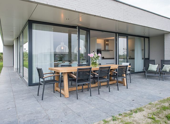 Modernes Esszimmer in Zandbank 22, Ferienhaus in Kamperland, Zeeland.