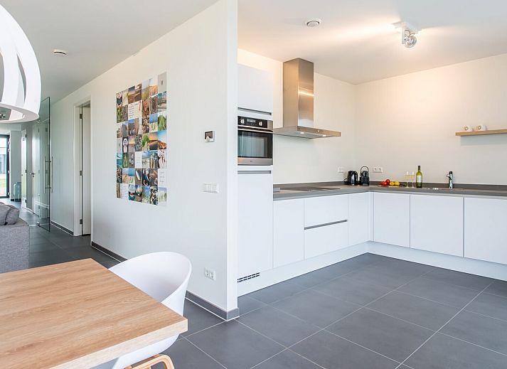 Modernes Esszimmer in Zandbank 22, Ferienhaus in Kamperland, Zeeland.