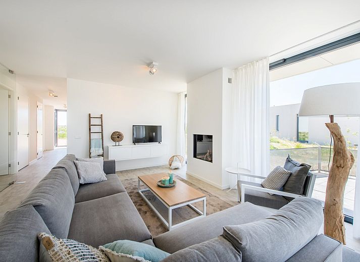 Gemuetliches Wohnzimmer der Sandbank 19 in De Groote Duynen, Kamperland, mit modernen Moebeln und viel Licht.