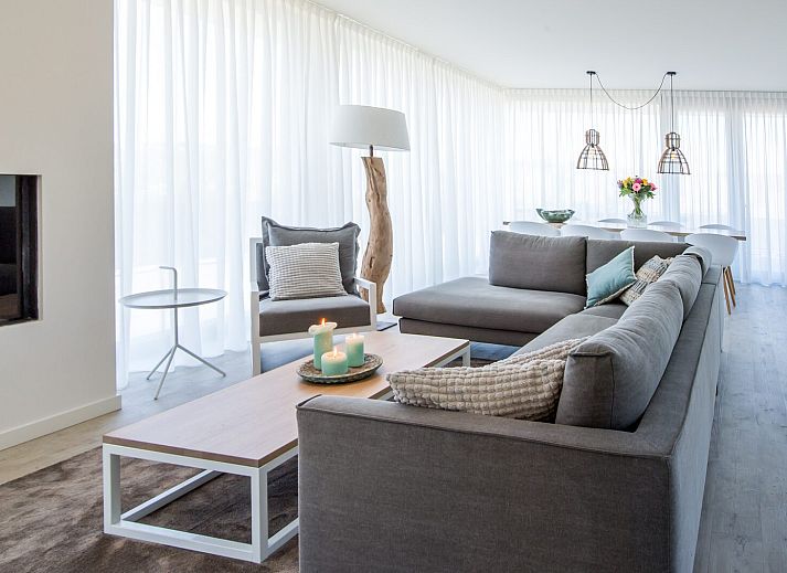 Gemuetliches Wohnzimmer der Sandbank 19 in De Groote Duynen, Kamperland, mit modernen Moebeln und viel Licht.
