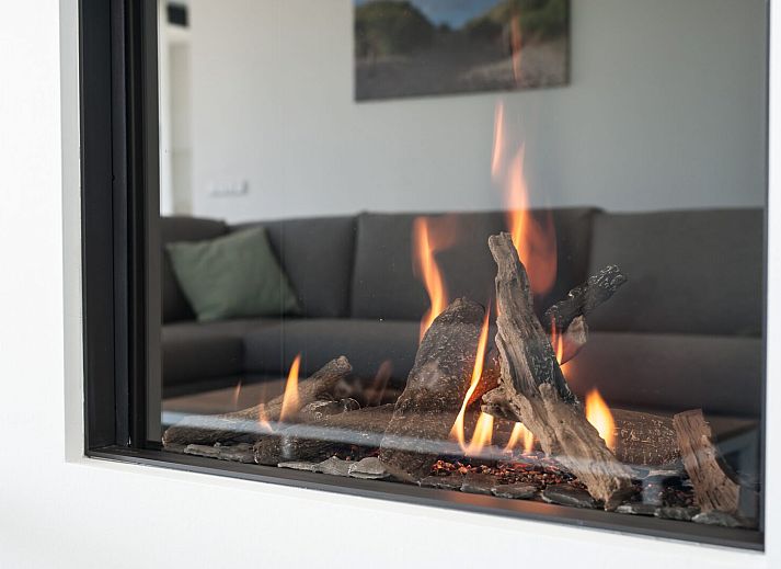 Gemuetliches Wohnzimmer der Sandbank 19 in De Groote Duynen, Kamperland, mit modernen Moebeln und viel Licht.