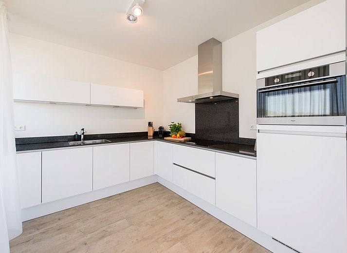 Gemuetliches Wohnzimmer der Sandbank 19 in De Groote Duynen, Kamperland, mit modernen Moebeln und viel Licht.