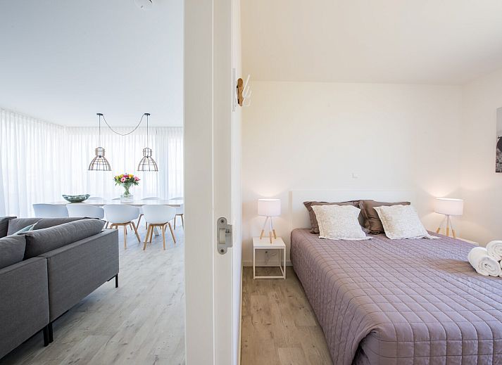 Stilvolle Sitzecke im Ferienhaus Zandbank 19, De Groote Duynen, Kamperland, mit bequemen Sofas und stimmungsvoller Beleuchtung.