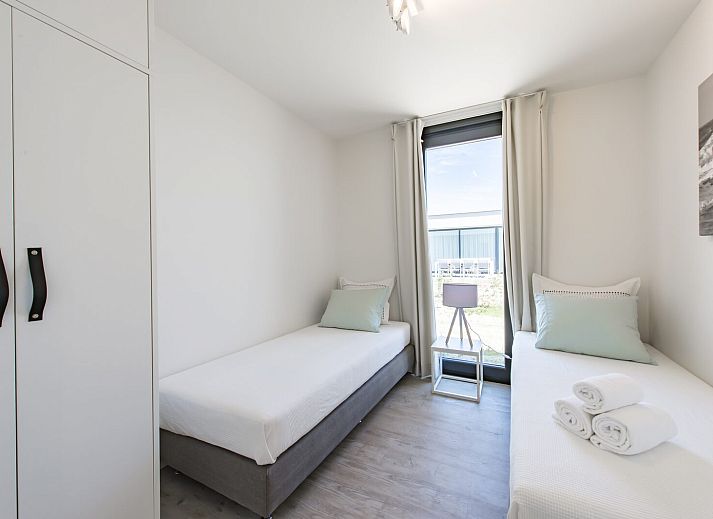 Stilvolle Sitzecke im Ferienhaus Zandbank 19, De Groote Duynen, Kamperland, mit bequemen Sofas und stimmungsvoller Beleuchtung.