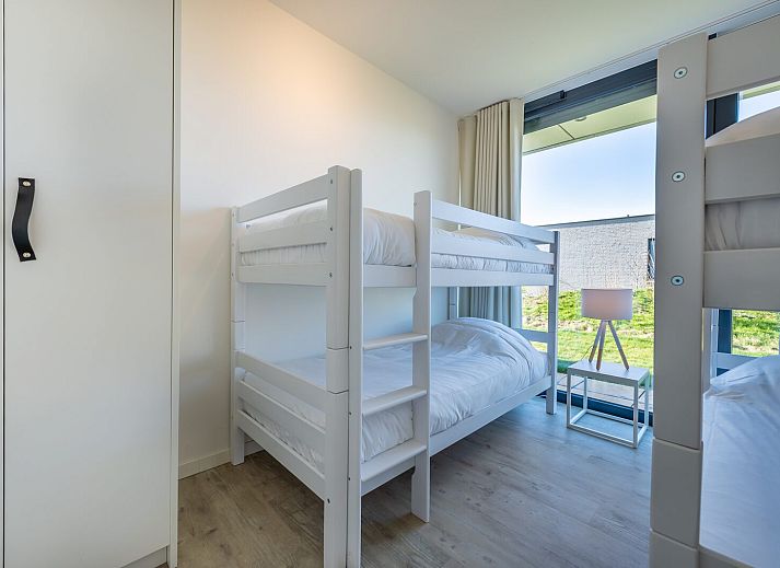 Stilvolle Sitzecke im Ferienhaus Zandbank 19, De Groote Duynen, Kamperland, mit bequemen Sofas und stimmungsvoller Beleuchtung.