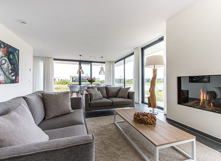 Modernes Esszimmer in der Zandbank 18 | De Groote Duynen, Kamperland, mit Blick auf Natur und Wasser.